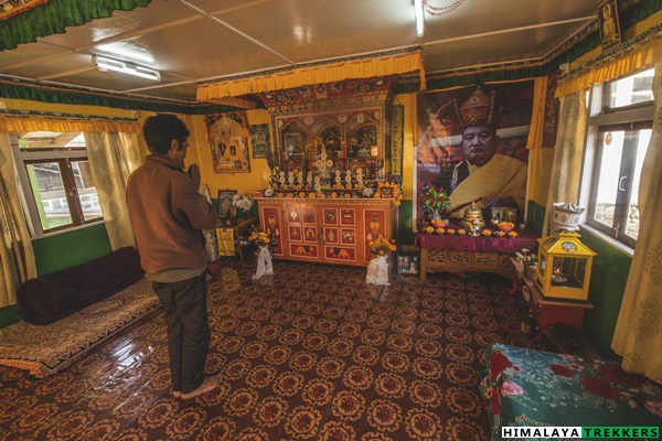 buddhist-prayer-room-on-sandakphu-trek