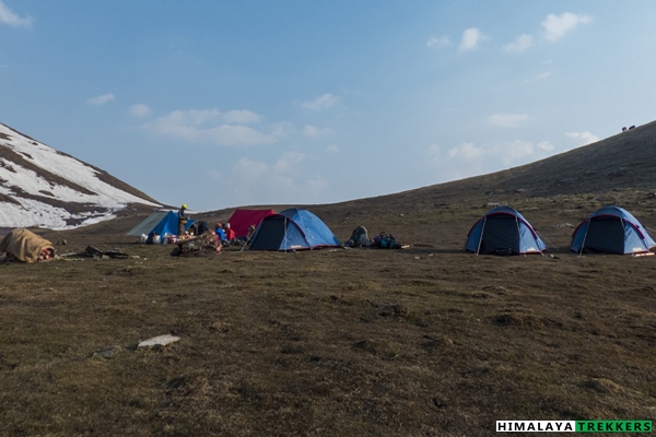 campsite-at-kyarki-bugyal-sahastra-tal-trek