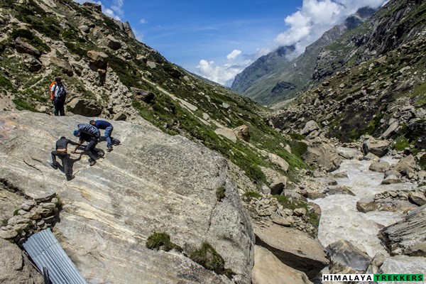 natural-boulder-river-crossing-pin-parvati-trek