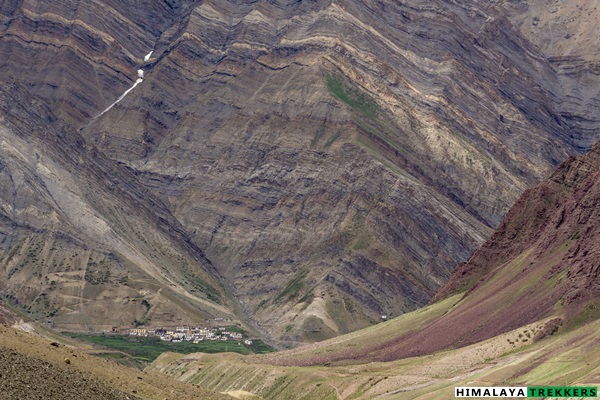 typical-coloured-mountains-around-mud-village-in-spiti