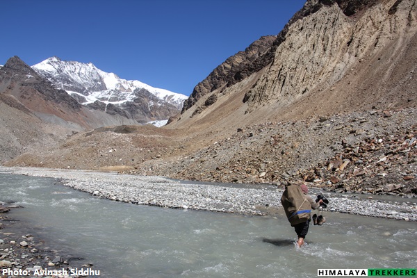 river-crossing-during-pin-parvati-pass-trek