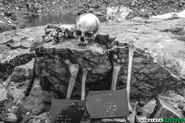 bones-skulls-at-roopkund-lake