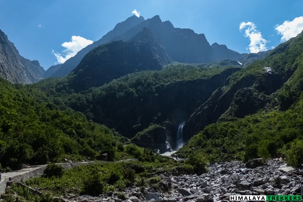 at-ghagaria-on-left-valley-of-flowers-and-on-right-hemkund