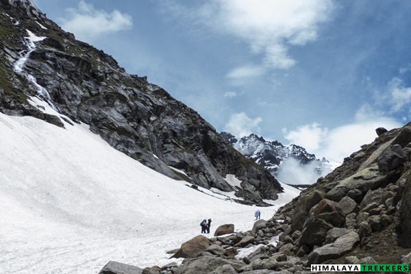 snow-bound-hampta-pass-in-june