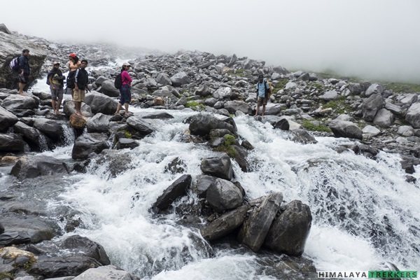 river-crossing-during-hampta-pass-trek