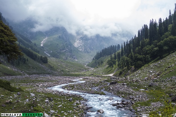 hampta-river-flowing-down-at-chhika