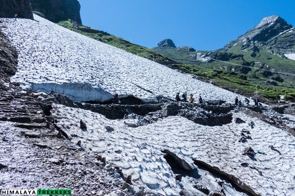 hemkund-trail-on-snow