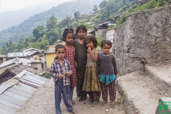 kids-at-silla-village-sahastra-tal-trek