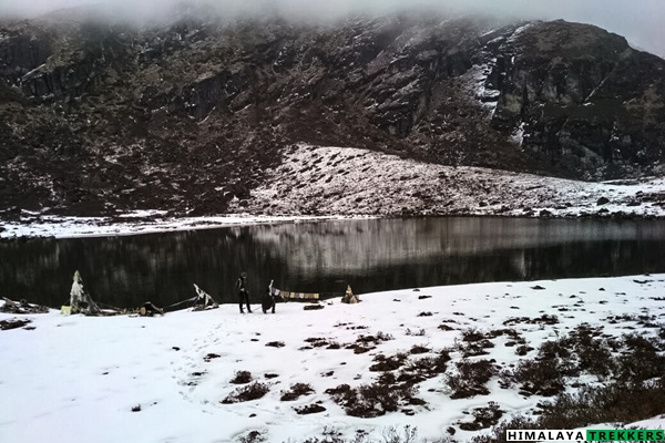 lampokhri-lake-during-dzongri-trek