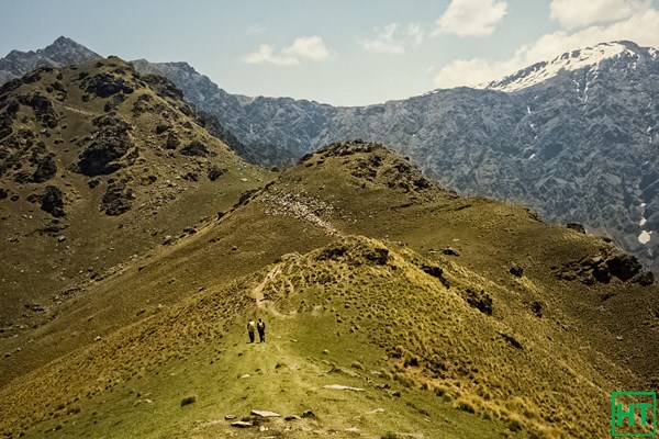 walking-on-ridge-from-kush-kalyan-to-kyarki