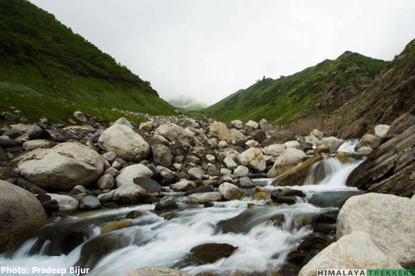 river-crossing-during-kaliheni-pass-trek