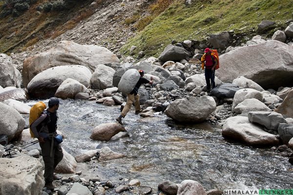 river-crossing-during-kalihani-pass-trek