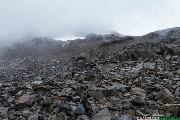 walking-on-boulder-moraine-during-kalihani-pass-trek