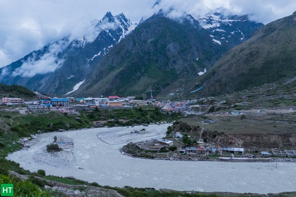 badrinath-town-and-alaknanda-river-in-the-early-evening
