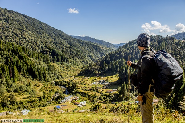 gorkhey-village-and-valley-while-descending-from-phalut