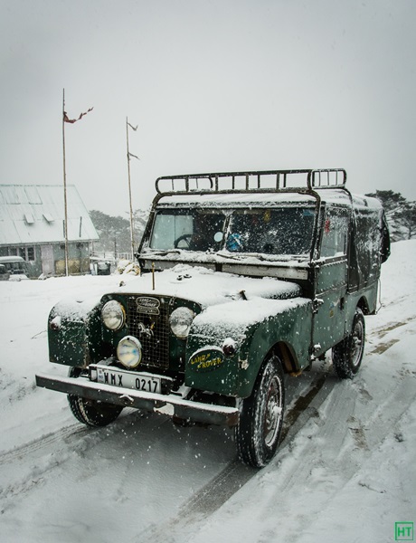 land-rover-while-snowing-at-sandakphu