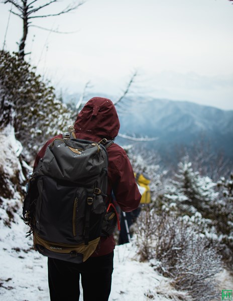 descent-from-sandakphu-on-snow