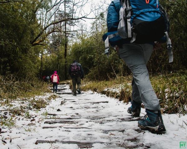 walking-to-gurdum-on-light-snow