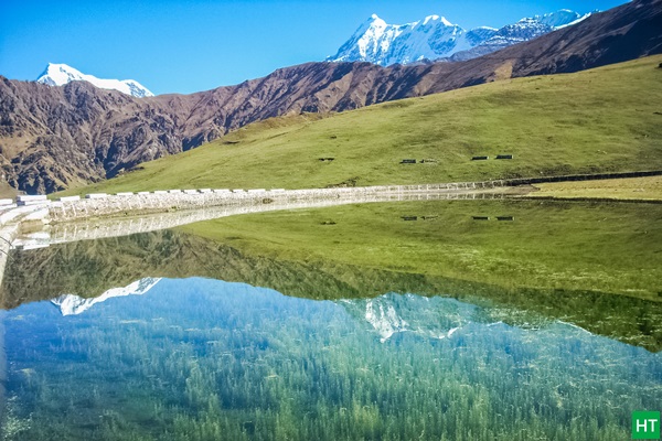 reflections-of-trishul-nandaghunti-on-bedni-kund