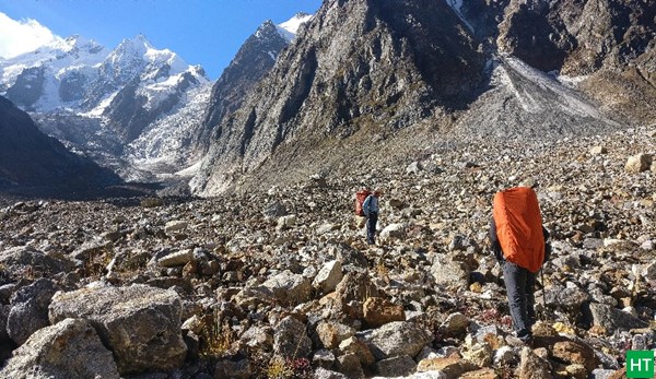 moraine-walk-to-parvati-rock