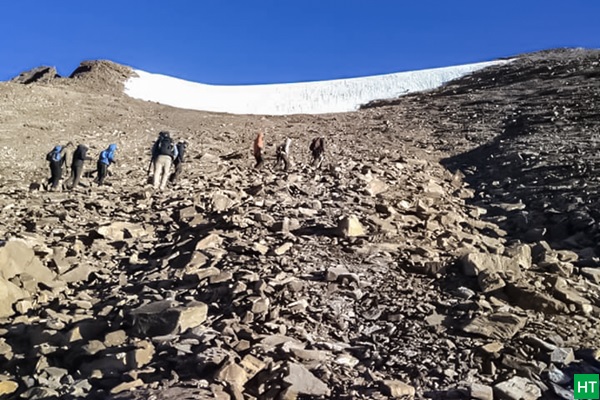 walking-to-yunam-summit-camp