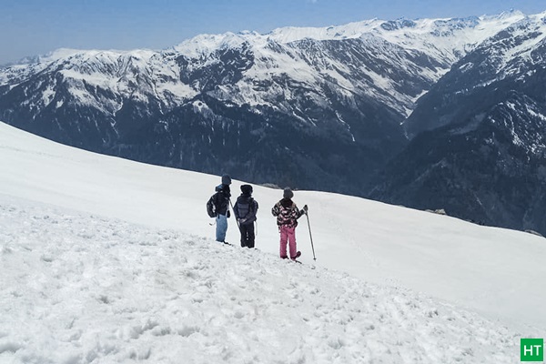 snow-hiking-above-manali