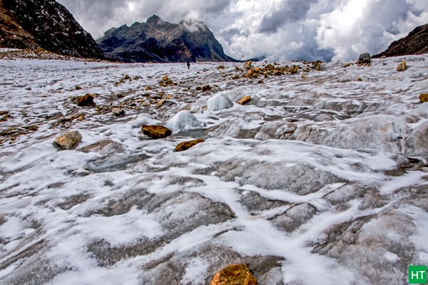 glacier-walk-while-descending-from-panpatia-pass