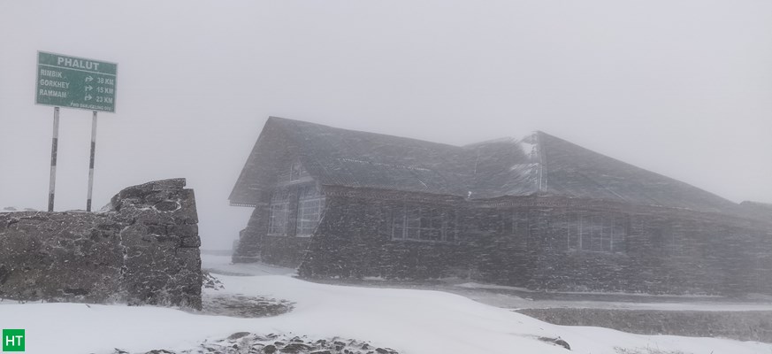 snowy-phalut-trekkers-hut