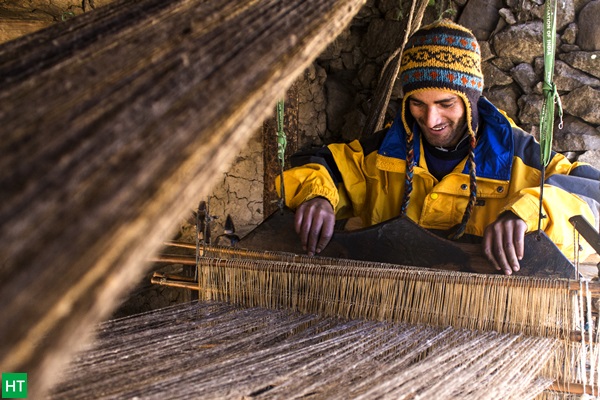 a-hand-loom-using-at-osla-vilalge