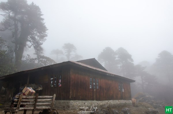 foggy-kokchurang-trekkers-hut-in-the-evening