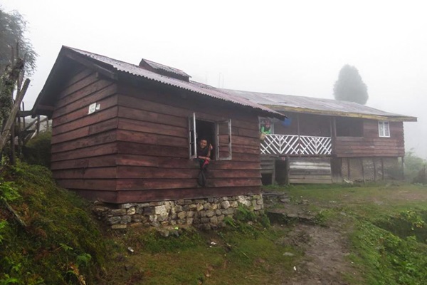 tsokha-hut-cloud-covered