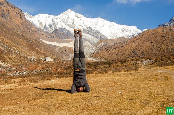yoga-at-lamuney-in-front-of-kanchenjunga