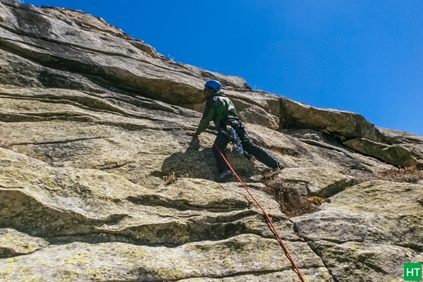 lead-climbing-one-of-the-easier-upper-pitches