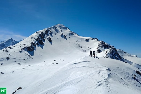 fresh-snow-covered-pangarchulla-peak-in-winter
