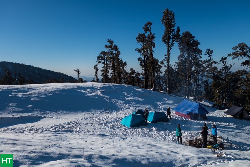 snow-starts-deposited-during-late-december-on-brahmatal-trek