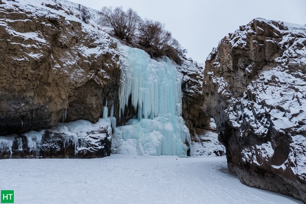 frozen-waterfall-at-nerak