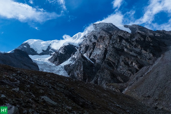 snow-peaks-beside-homekund