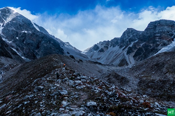 walking-towards-homkund-during-ronti-saddle-trek