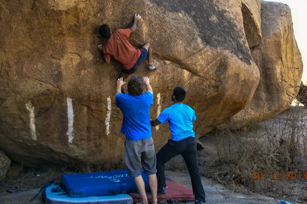 beginner-to-expert-level-bouldering-in-hampi