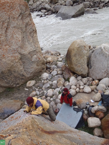 climbing-beside-chandra-river-lahaul