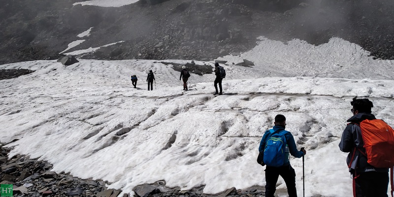 negotiating-morainer-rock-on-glacier-before-reaching-kalihani-pass