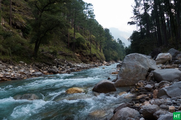 rupin-river-beside-dhaula-campsite