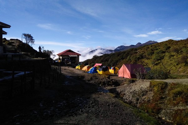 tents-beside-dzongri-hut