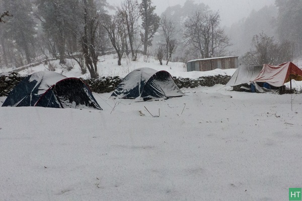 snowing-at-dodital-camp