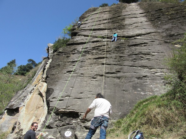 day-rock-climbing-session-around-manali