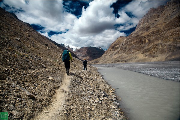 walking-along-pare-chu-river-during-parang-la-trek