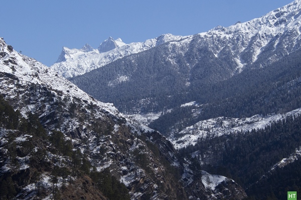 swargarohini-peaks-from-trek-base-sankri