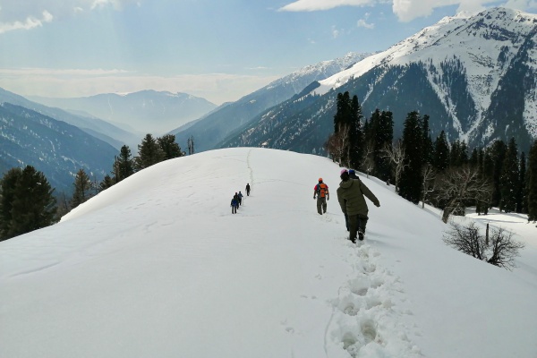 fun-walking-on-snow-in-kashmir