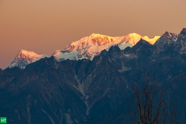 rathong-and-kabru-during-sunrise