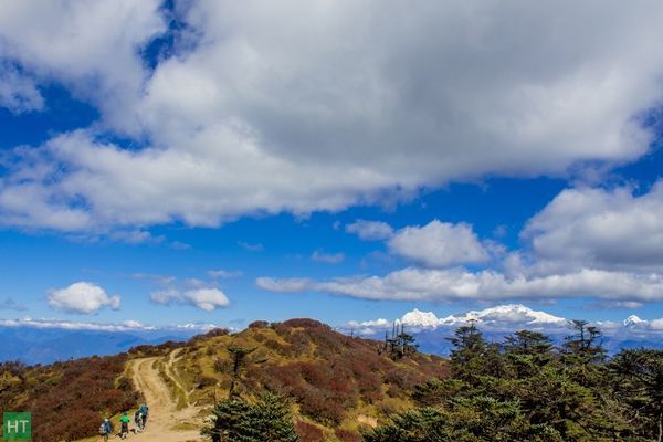 beautiful-ridge-walk-along-the-trail